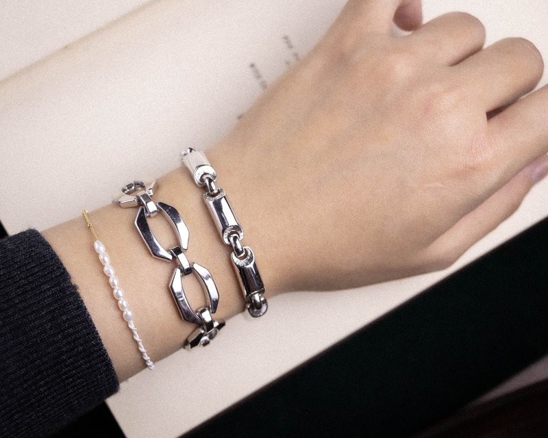 American Monet brand antique flat chain and cylindrical silver bracelet bracelet - สร้อยข้อมือ - โลหะ สีเงิน