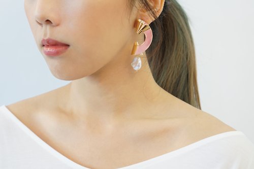 NoBeing 珍珠系列 -扭曲的金屬片天然珍珠耳環