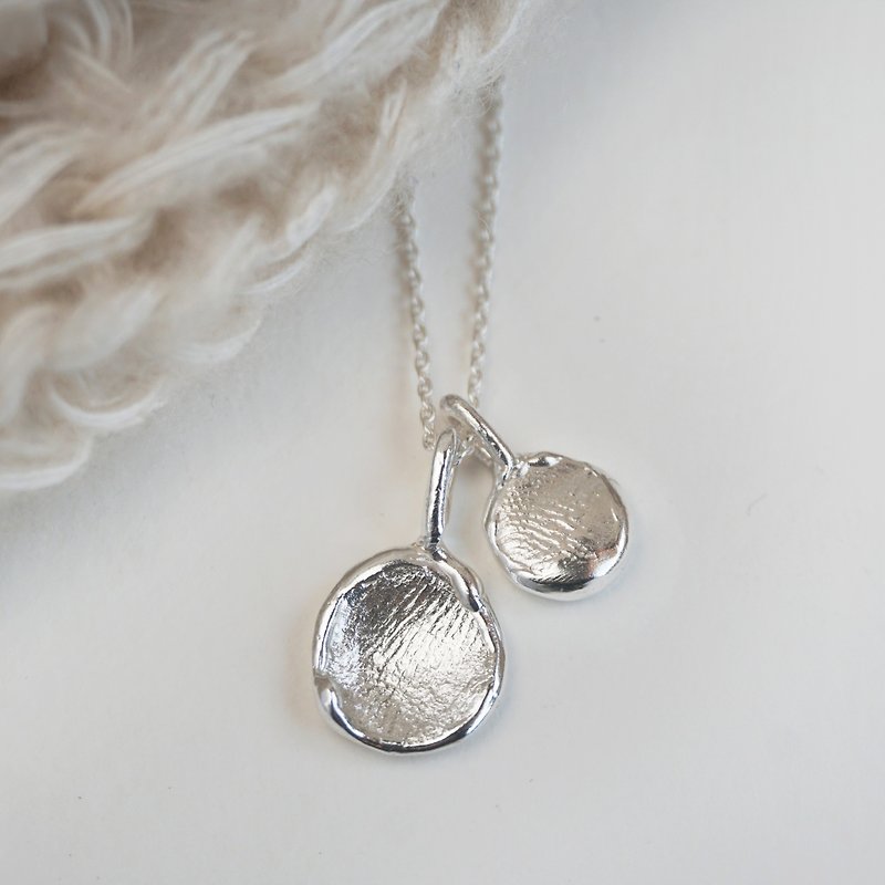 Duo stacking Finger Seal Necklace - สร้อยคอ - โลหะ สีเงิน