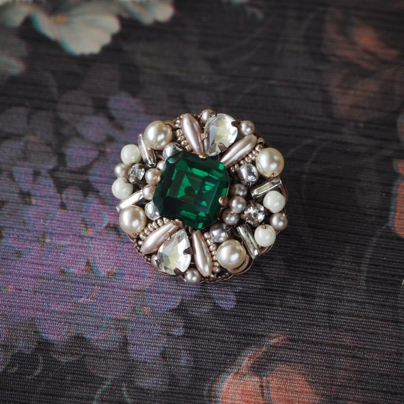 祖母綠水鑽胸針。小型手工飾品 - 胸針 - 其他金屬 綠色