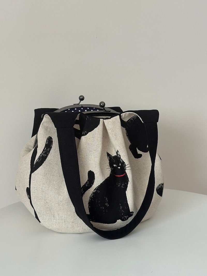 Japanese elegant cat three- kiss lock bag shoulder bag - Messenger Bags & Sling Bags - Cotton & Hemp White