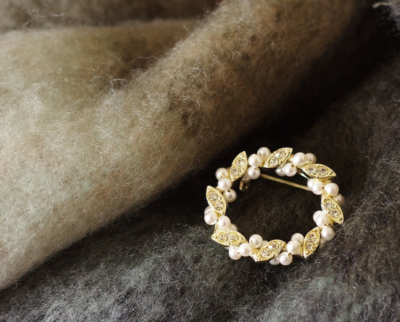 -Antique small and cute pearl rhinestone Stone braided oval egg-shaped letter O pin brooch B1703 - เข็มกลัด - โลหะ สีทอง