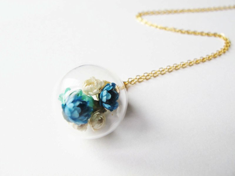 ＊Rosy Garden＊Blue dried Daisies inside glass ball necklace - สร้อยติดคอ - แก้ว สีน้ำเงิน