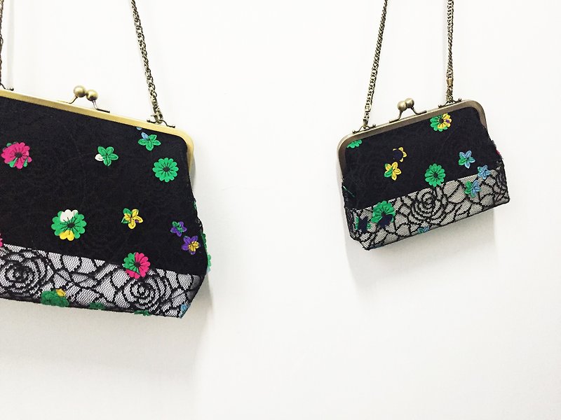 Black lace flowers clasp frame bag/with chain/ cosmetic bag - กระเป๋าคลัทช์ - เส้นใยสังเคราะห์ สีดำ