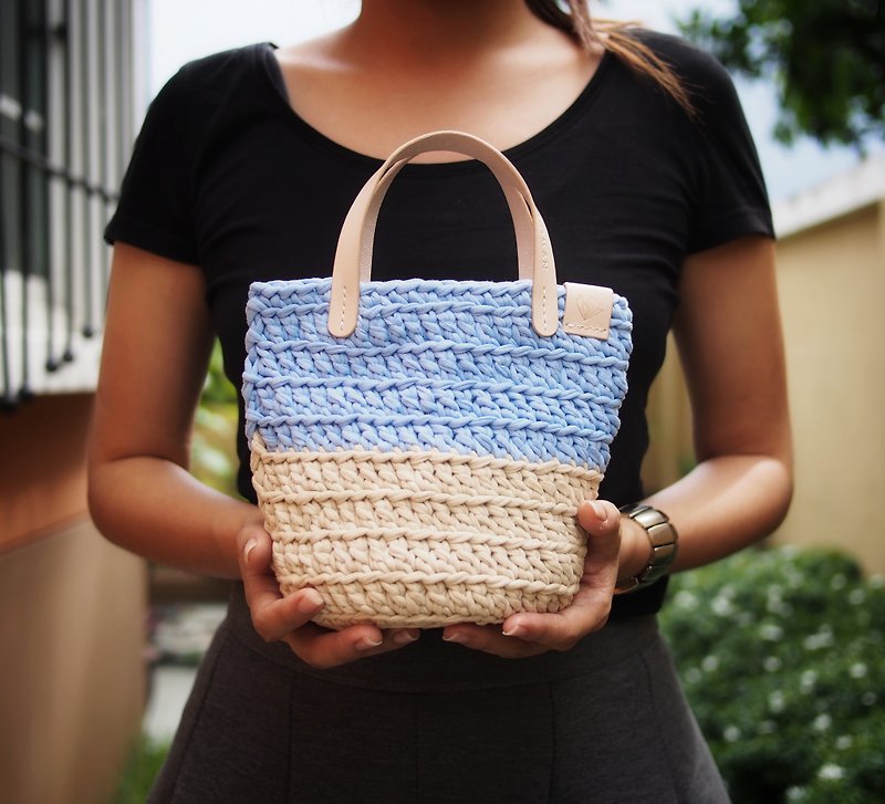 Handmade crochet mini bag two-tone (t-shirt yarn) with leather strap - 手提包/手提袋 - 聚酯纖維 多色