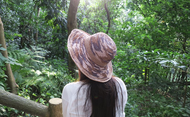 阿母の手作帽-夏日拉斐草帽-可摺式大圓帽/木紋設計款 - 帽子 - 紙 咖啡色