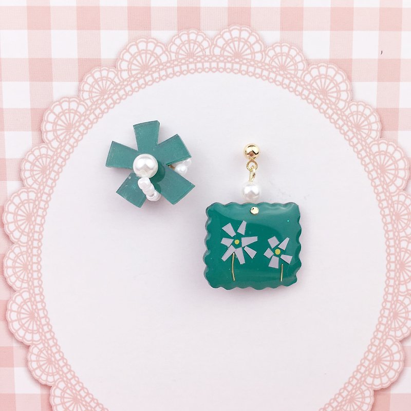 a pair of small wildflower earrings in a picture frame - ต่างหู - เรซิน 