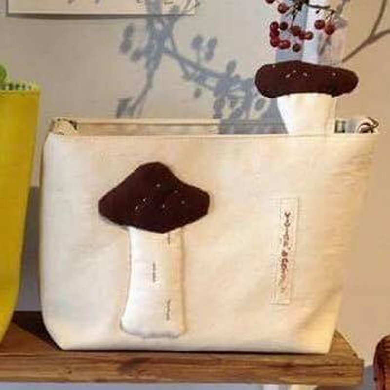 Coffee Mushroom Crossbody Bag/UFO Head - กระเป๋าแมสเซนเจอร์ - ผ้าฝ้าย/ผ้าลินิน สีนำ้ตาล