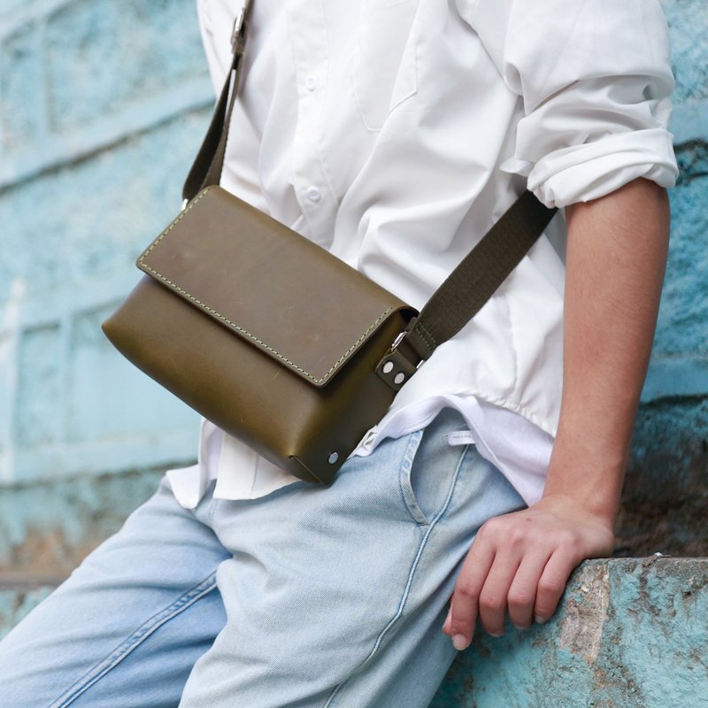 [Tangent Piece] Men's Minimalist Messenger Casual Small Square Bag Olive Green - Messenger Bags & Sling Bags - Genuine Leather Green