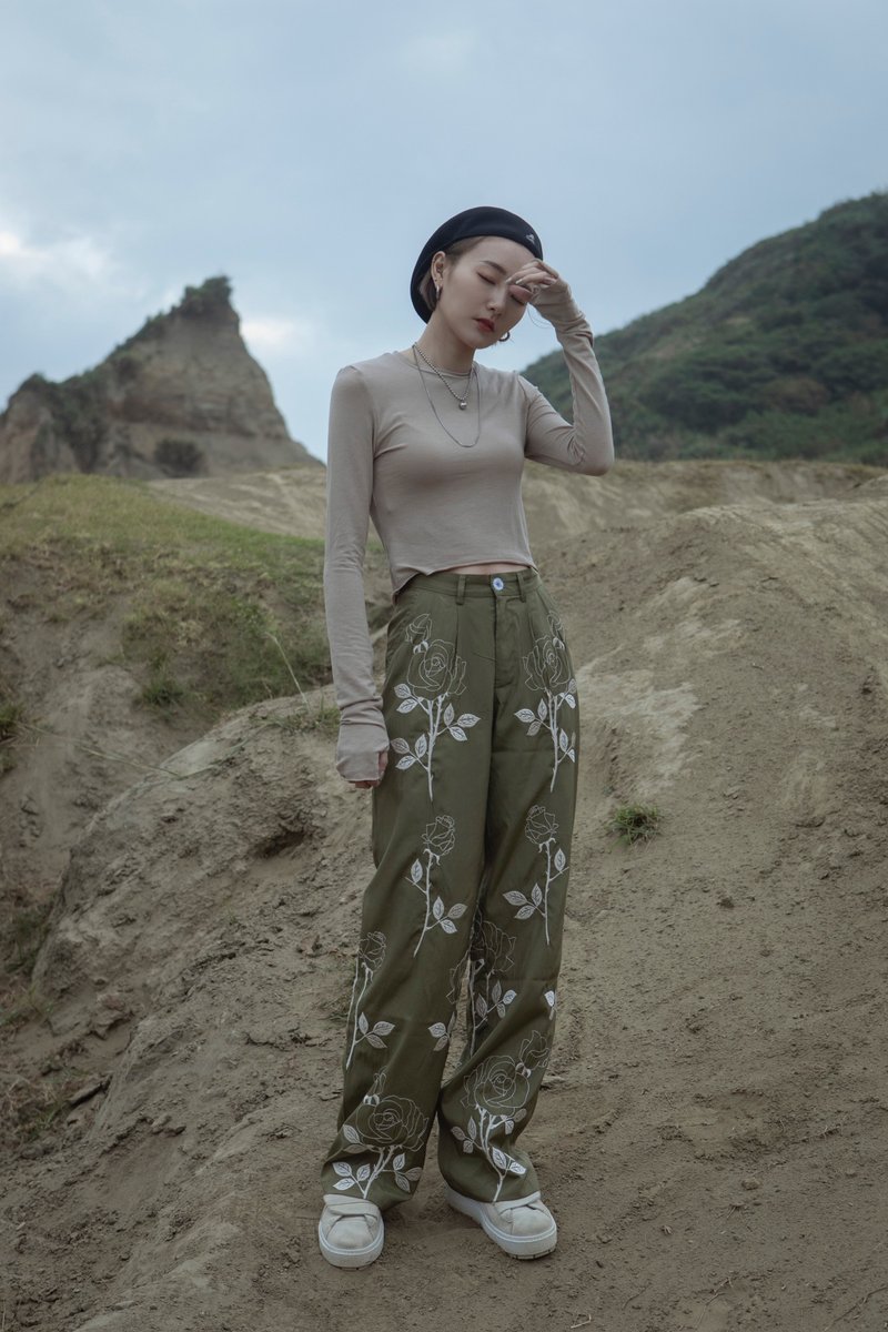 EMBROIDERED ROSE TROUSERS OLIVE - 女長褲 - 聚酯纖維 