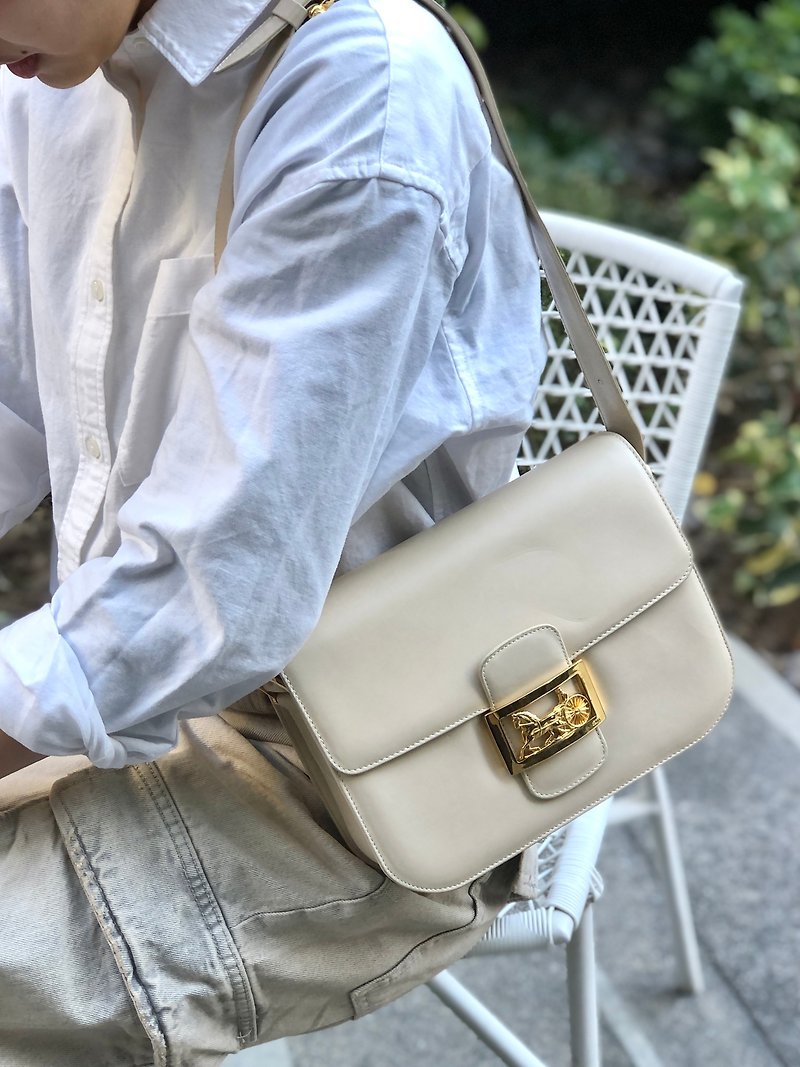 [Directly from Japan, famous used packaging] CELINE Horse Carriage Horse Carriage Fittings Leather Shoulder Bag Ivory Vintage 6bu3ed - กระเป๋าแมสเซนเจอร์ - หนังแท้ ขาว