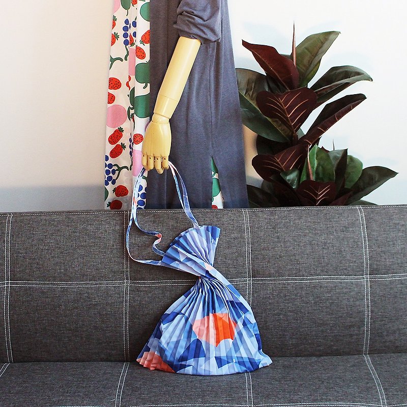 Pleated bag, Blue Umbrella - Floral pleat tote bag, 花款拼色百摺袋 - กระเป๋าถือ - เส้นใยสังเคราะห์ 