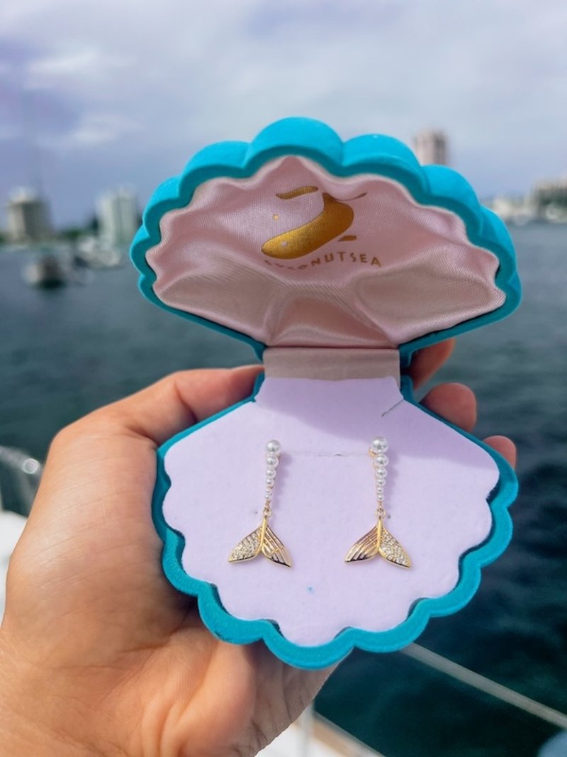 月光下的美人魚 珍珠耳環 魚尾耳針 海洋飾品 18K金耳環 輕珠寶 - 耳環/耳夾/耳骨夾 - 純銀 金色