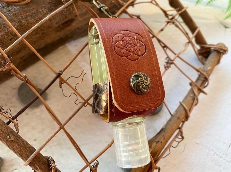 客製化禮物 生命之籽 手縫皮革消毒搓手液套掛飾 新年禮物 - 鑰匙圈/鑰匙包 - 真皮 多色