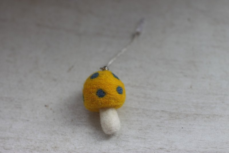 Turmeric + blue dyed natural plant dyed mushroom mobile phone charm is currently in stock and can be directly subscripted - อื่นๆ - พืช/ดอกไม้ สีเหลือง