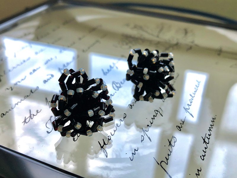 Flower Mars Empty Black/Japan MIYUKI Yuxing x Guihe Manufacturing Institute/Beaded Earrings - ต่างหู - แก้ว สีดำ