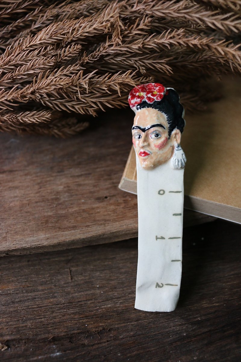 Ceramic mini Frida Ruler  - 花瓶/陶器 - 陶 紅色