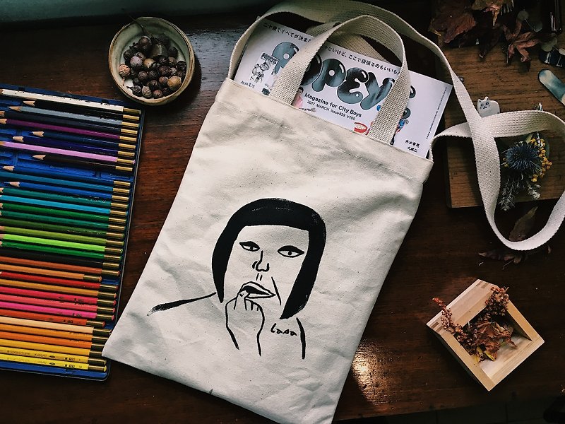 Handmade silk canvas bag (with a strap) bite nails - กระเป๋าแมสเซนเจอร์ - ผ้าฝ้าย/ผ้าลินิน ขาว
