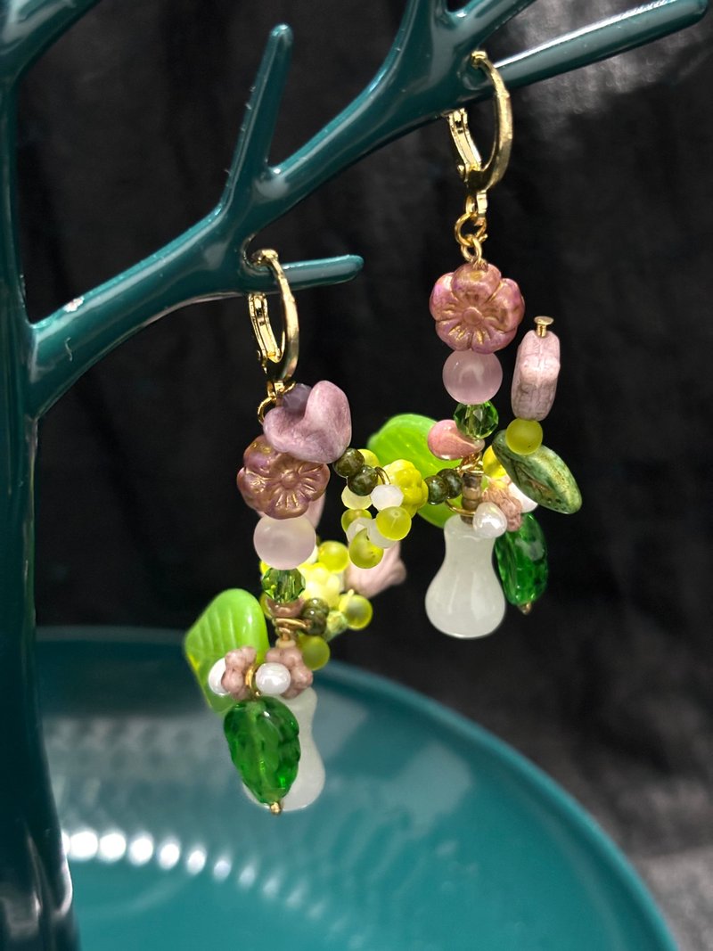 Original handmade vase earrings, beaded bouquet earrings, flower earrings - ต่างหู - แก้ว หลากหลายสี