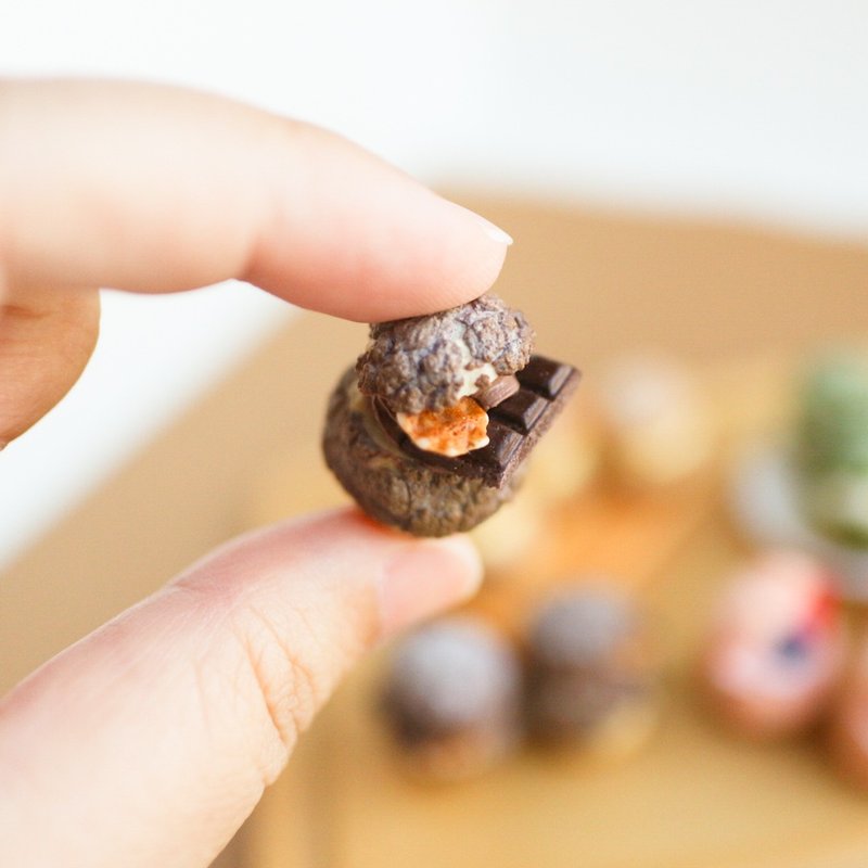 Chocolate pineapple puff earrings single piece simulated food Choux au Craquelin - Earrings & Clip-ons - Clay Brown