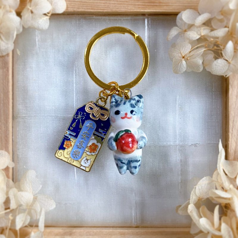 [Handmade Pendant] Gray Tabby Cat Holding an Apple Decorated with Peace, Joy, and Shou Accessories Ceramic Birthday Gift - พวงกุญแจ - เครื่องลายคราม สีเทา