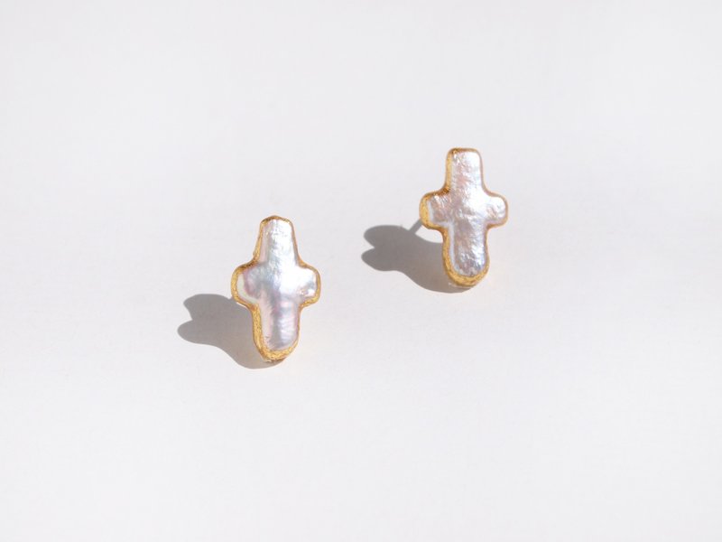 金箔パールのピアス・イヤリング　Small White Cross　淡水パール・金箔・スタッドピアス - 耳環/耳夾/耳骨夾 - 寶石 白色