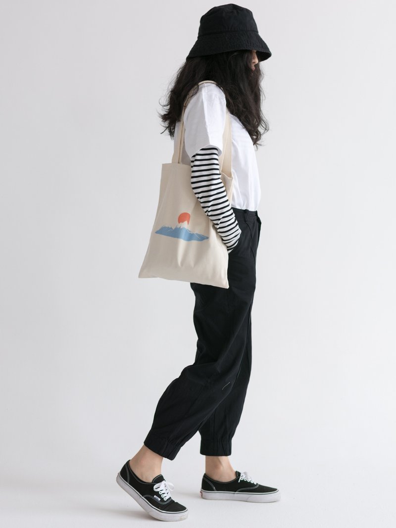 Snow Mountain Sunset Print Single Shoulder Canvas Bag Eco-friendly Tote Bag - กระเป๋าถือ - ผ้าฝ้าย/ผ้าลินิน ขาว