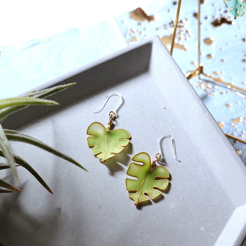 [Plant earrings] Fog turquoise mini turtle back taro summer plant earrings (customized) - ต่างหู - เรซิน สีเขียว