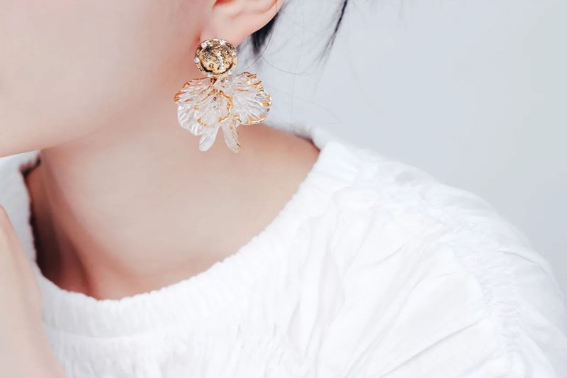 COR-DATE / Flower Language / White Flower Ball Earrings - ต่างหู - วัสดุอื่นๆ 