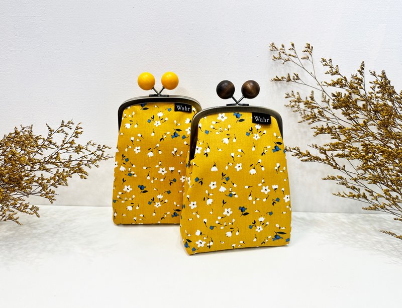 Mustard yellow flower wood kiss lock bag clutch bag mobile phone bag shoulder bag carry-on bag - กระเป๋าแมสเซนเจอร์ - ผ้าฝ้าย/ผ้าลินิน สีเหลือง