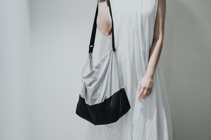 Mini Lazy Bag 極簡雙拼 輕防水隨性寬包 單肩/斜肩/背帶可調 - 側背包/斜孭袋 - 其他人造纖維 