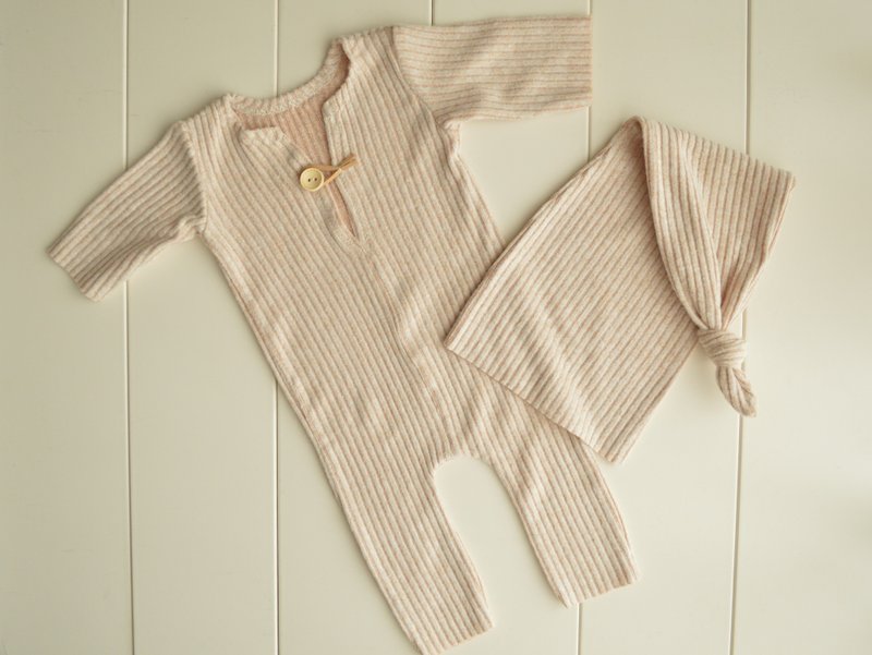 Newborn boy beige romper and hat outfit photo prop. - 其他 - 其他材質 咖啡色