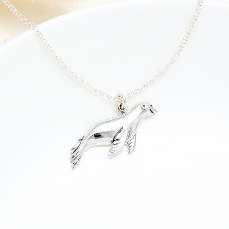 【Angel & Me】Cute Sea lion s925 sterling silver necklace Birthday gift - สร้อยคอ - เงินแท้ สีเงิน