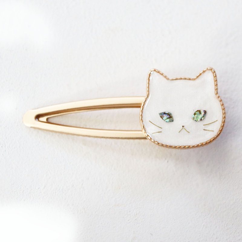 Cat hair clip with sparkling eyes - Shiro-san Mother of pearl style, white cat, multi-clip - Hair Accessories - Resin White