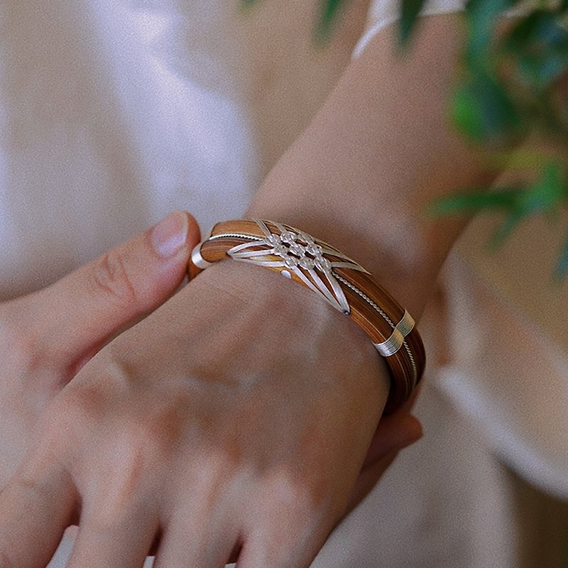 Shuangfeng rattan foot Silver braided silk bracelet is not the traditional pure handmade retro forest wooden bracelet female gift - Bracelets - Other Materials 