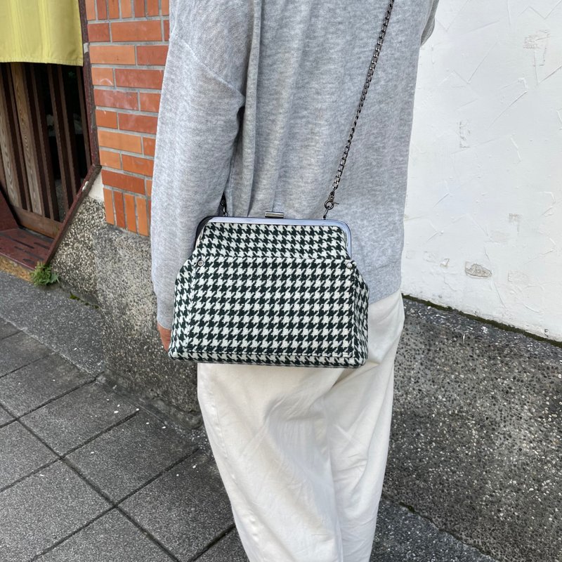 Houndstooth Wool Kiss Lock Bag/ Crossbody Bag/ Side Bag/ Carry-On Bag - กระเป๋าแมสเซนเจอร์ - ขนแกะ สีดำ