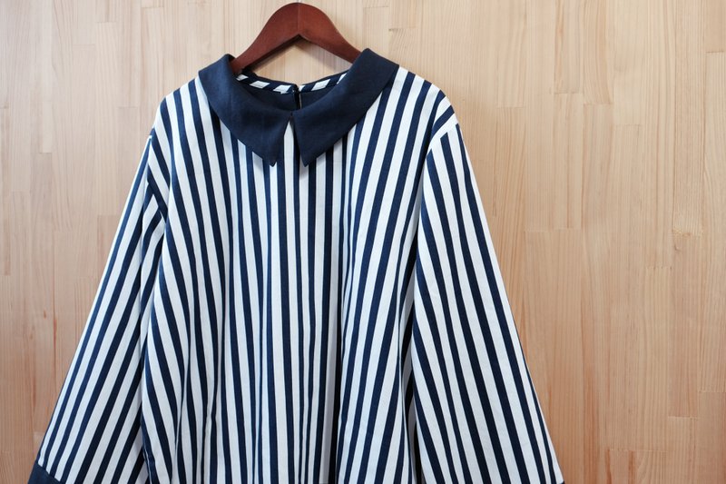 襯衫領寬袖罩衫/ 深藍直紋 - 女裝上衣 - 棉．麻 藍色