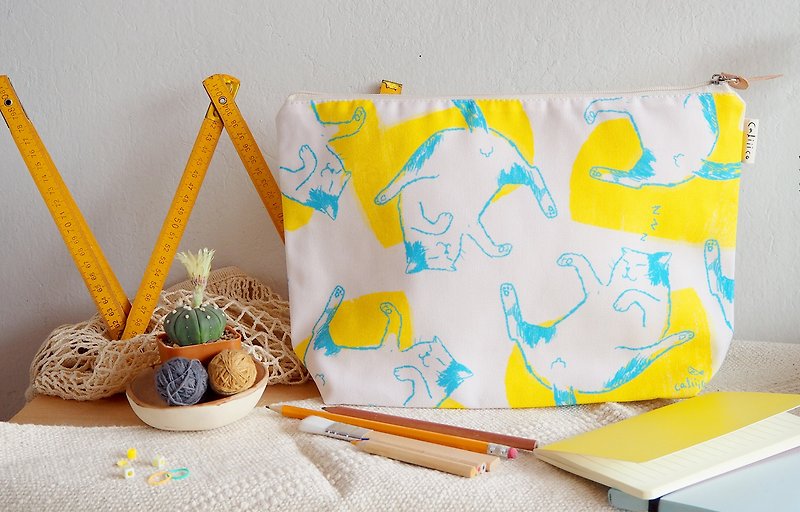 Cosmetic bag with Cat Kaju Make up pouch - กระเป๋าเครื่องสำอาง - ผ้าฝ้าย/ผ้าลินิน สีเหลือง