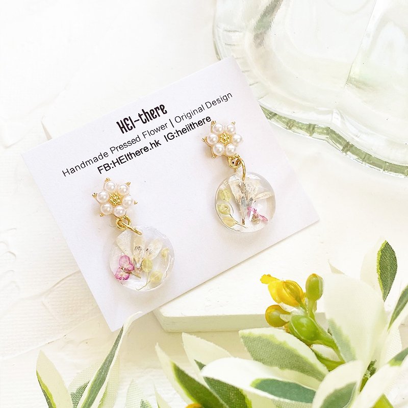 The Purity - Innocent Pearl Pressed flower earrings - Earrings & Clip-ons - Plants & Flowers White