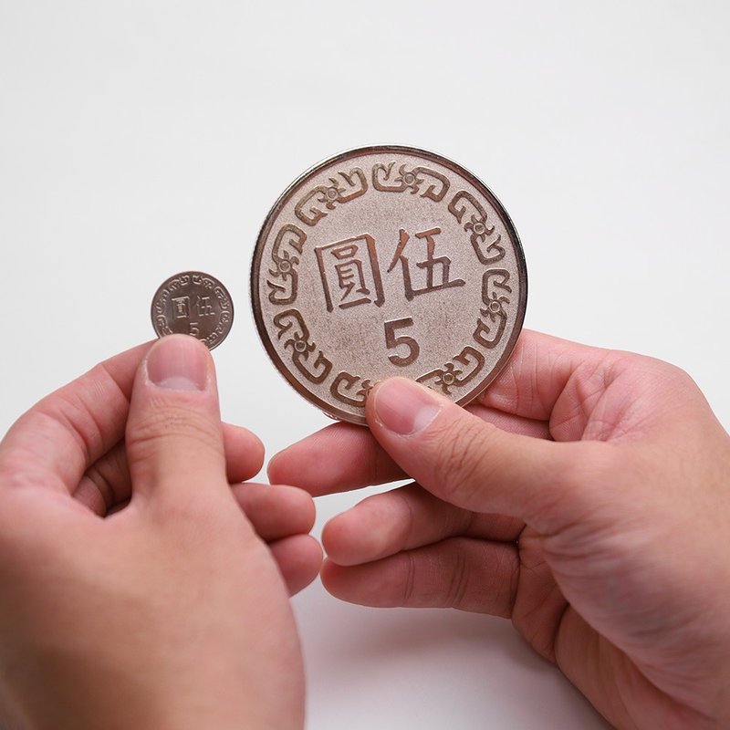 特大5元硬貨 - 人形・フィギュア - その他の素材 