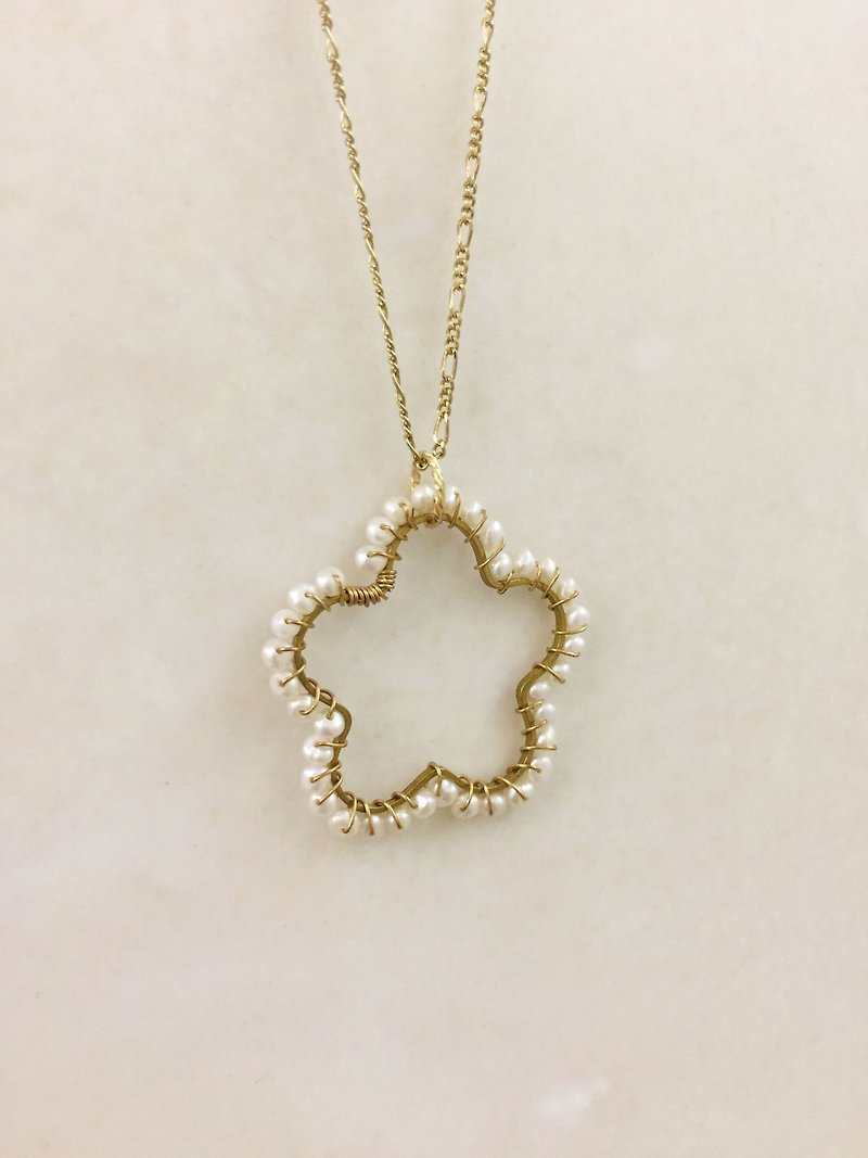 Minertés+珍珠‧花朵黃銅項鏈+ - 項鍊 - 珍珠 白色