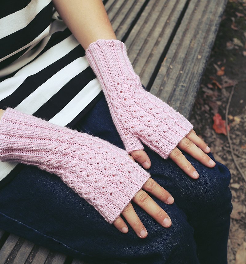 Handmade - tender pink - wool hand-woven gloves - ถุงมือ - ขนแกะ สึชมพู