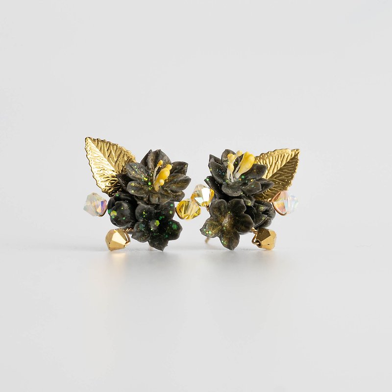 Bouquet earrings/black gold/Japanese floral resin clay handmade earrings - ต่างหู - พืช/ดอกไม้ สีดำ