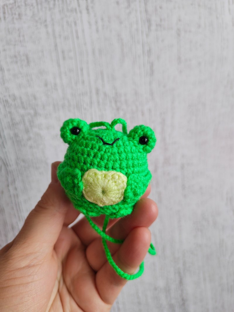 Crochet frog car accessories, crochet car mirror decor - ที่ห้อยกุญแจ - วัสดุอื่นๆ สีเขียว