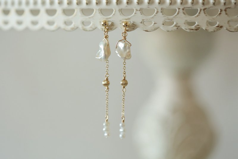 Baroque pearl long earrings│14KGF natural pearls can be changed to clip - ต่างหู - ไข่มุก ขาว