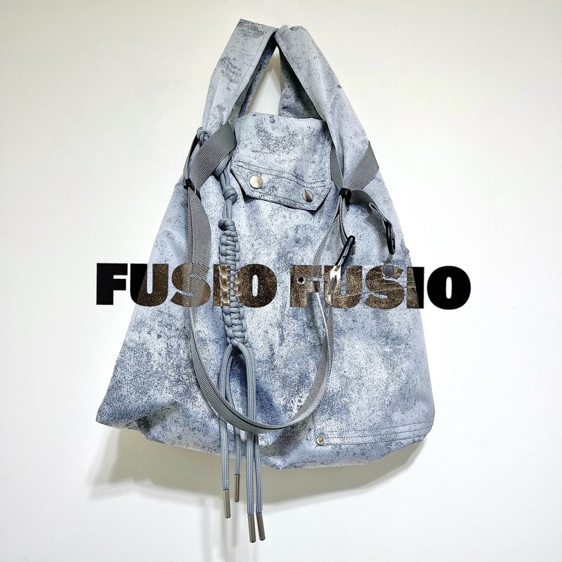 FUSIOFUSIO Functional Waterproof Cargo Style Tote Bag Woven Moon Blue - กระเป๋าแมสเซนเจอร์ - วัสดุกันนำ้ สีเงิน