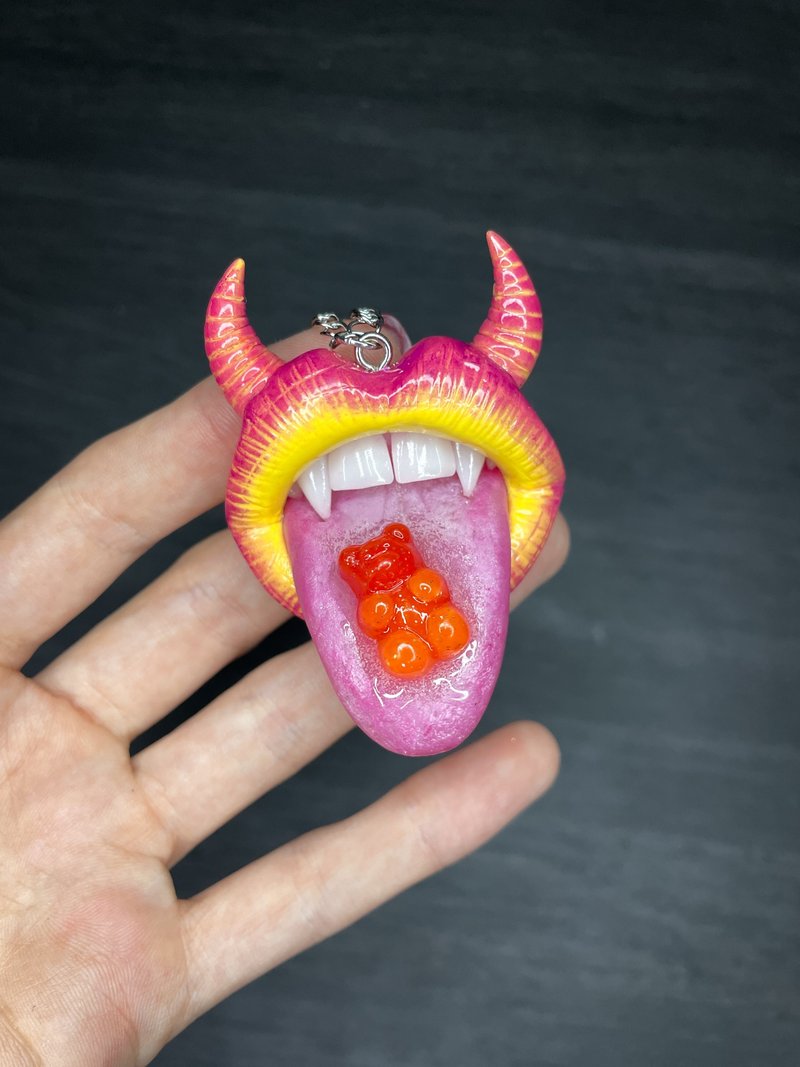 Pendant. Pink and yellow lips with a gummy bear. - 項鍊 - 黏土 