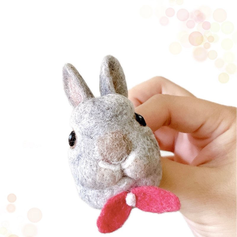 Needlefelt Bunny Brooch / Handmade / Limited Quantity - ที่ห้อยกุญแจ - ขนแกะ 