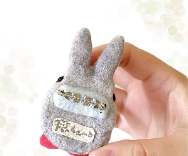 ぽってり顔のグレーうさぎ羊毛フェルトブローチ/ピンバッジ/ 台湾発の
