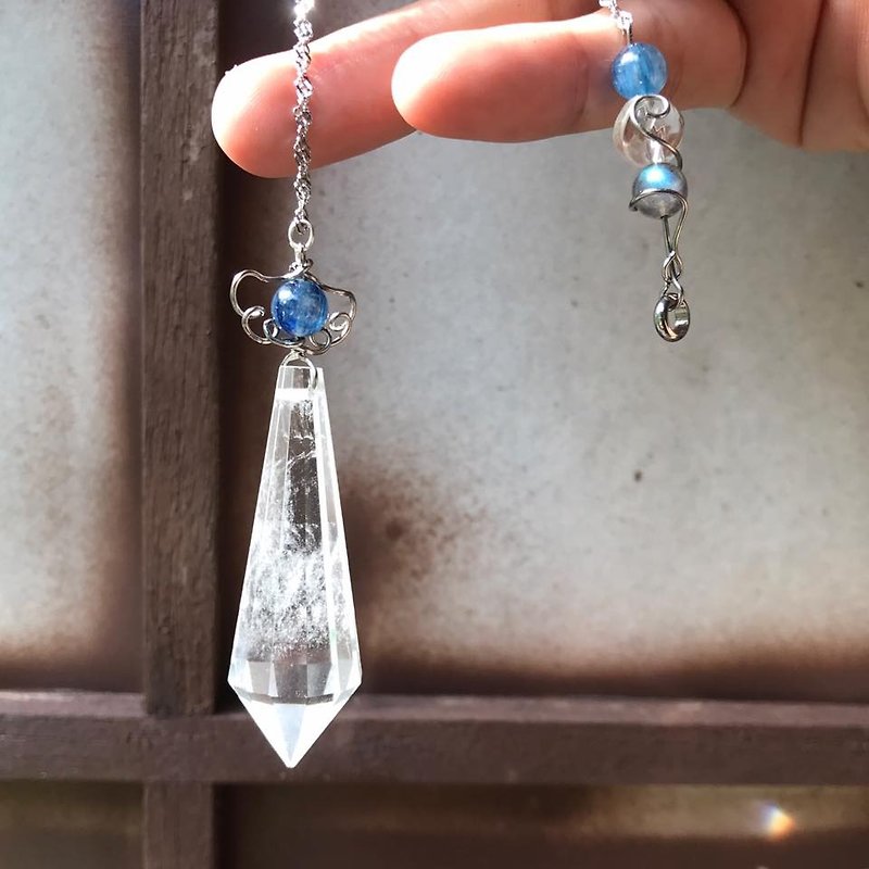 【Lost and find】 natural stone blue crystal angel fog white crystal Ling pendulum necklace - สร้อยคอ - เครื่องเพชรพลอย สีน้ำเงิน